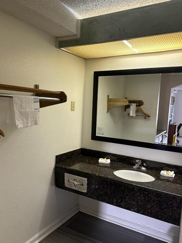 Quality Inn & Suites Decatur Priceville I-65 Eksteriør billede
