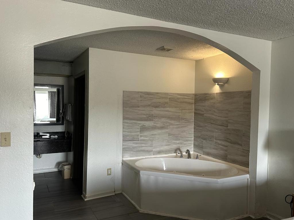Quality Inn & Suites Decatur Priceville I-65 Eksteriør billede